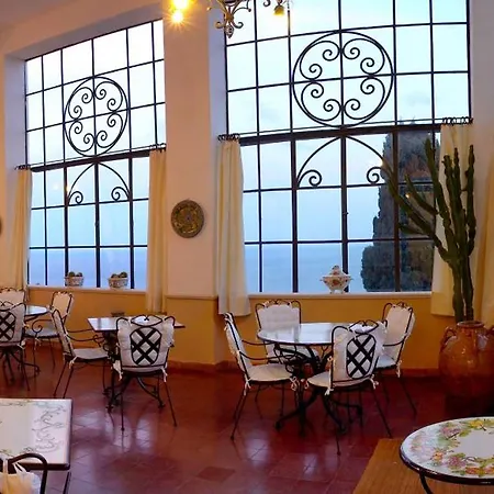 贝尔索基欧诺酒店 酒店 陶尔米纳